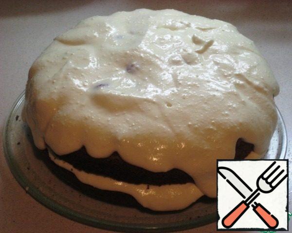 Lay out a layer of cream cheese (leave 2-3 tablespoons of cream for the sides of the cake).
