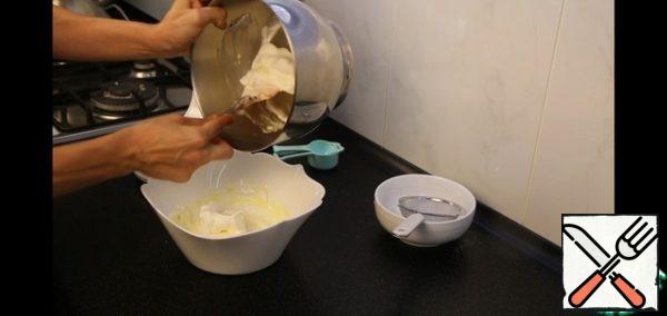 And then, in small portions, gently begin to introduce proteins. Do not knead for a long time so that the proteins do not lose their splendor. In general, everything is like in a regular biscuit.
