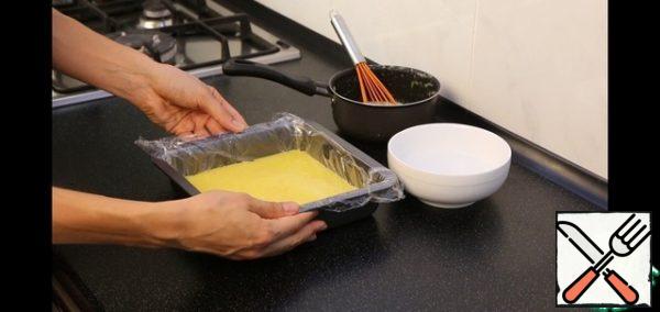 And pour it into the mold into which we will assemble the pie. Or just in the shape of the desired diameter.
I put it in the freezer before baking the cake.

