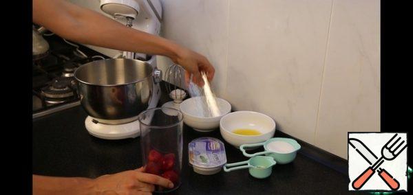 Mousse.
Soak the gelatin in cold water.
Add all the sugar to the juice. We send it to the microwave, warm it up so that the sugar is all dissolved.
Chop the strawberries with a blender into a puree.
