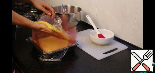 Then I put the second cake, soak the remaining syrup and put the jelly. Top pour the remaining mousse.
Clean in the freezer for 50 minutes, the top layer should be good to grab.