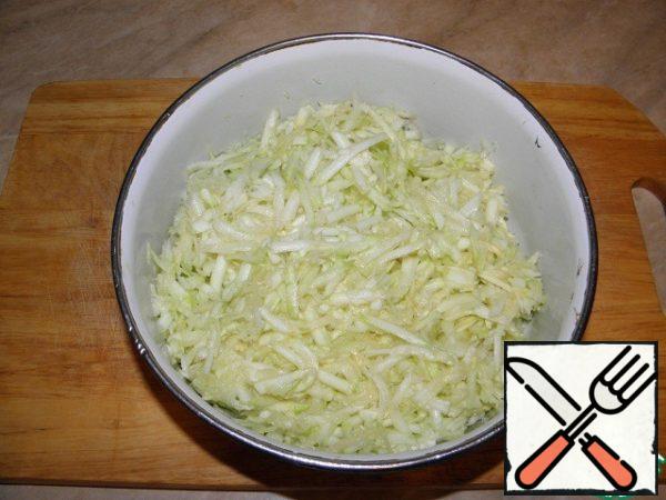 Grate the zucchini on a coarse grater, add salt and leave to infuse.

