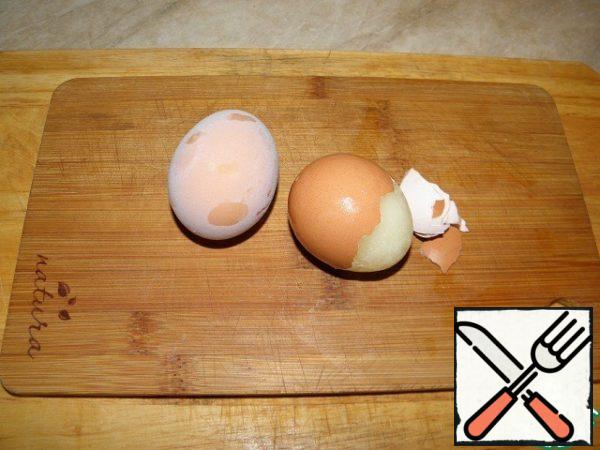 We get our ready-made frozen eggs, rinse in warm water (I'm right under the tap for a second, minute) clean.