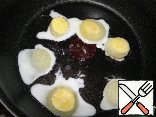 Heat a frying pan with vegetable (or butter) oil, put the eggs, add salt. Fry as usual)
