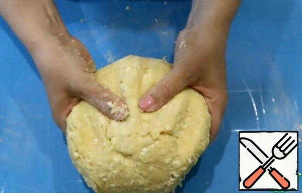 Add flour and stir well. A little probelem work surface with flour and turn the dough, knead it.