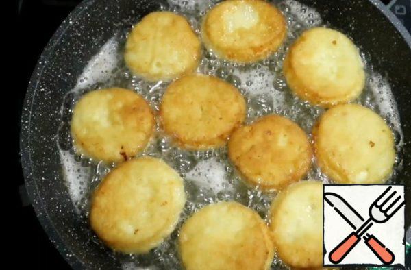 Heat the pan well with vegetable oil. Spread the cottage cheese dough in a pan and fry over medium heat on both sides until Golden brown.