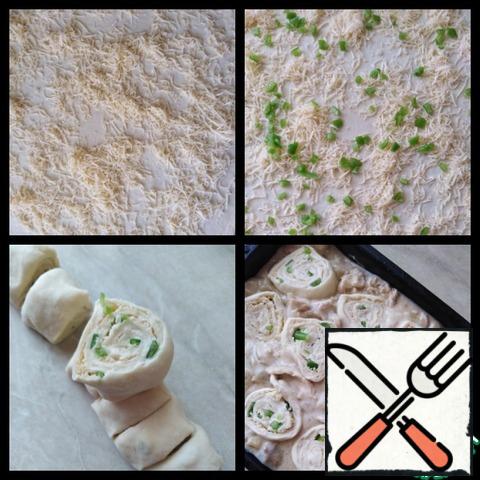 Roll out the dough 2-3mm thick, sprinkle with grated cheese and chopped pepper 3 PCs. Roll tightly into a roll, cut into pieces. Pour the sauce into the baking dish and put the pieces of roll on top, slightly pressing them inside.