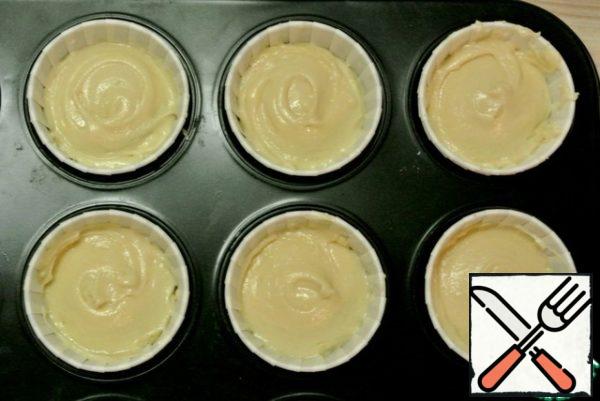 Put the dough in paper capsules for 2/3.
