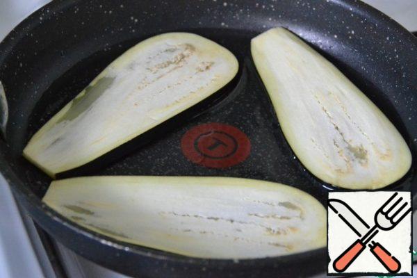 Fry the eggplant in a pan in sunflower oil until tender.