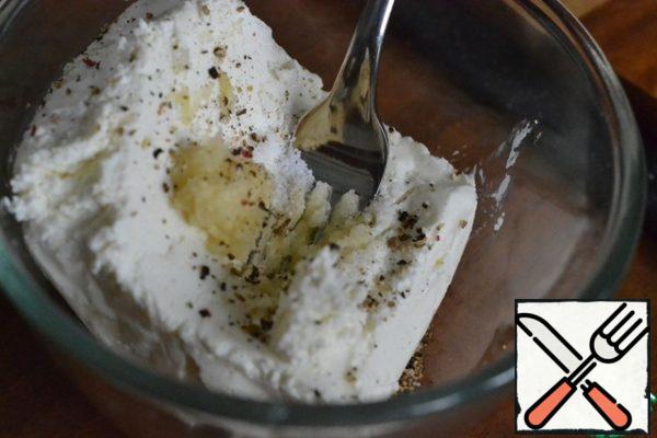 In a separate bowl, mix the cottage cheese, salt, pepper and garlic passed through the press.
