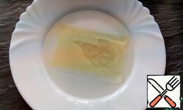 Put gelatin in a bowl and pour 4 tablespoons of cold water. Give the gelatin to swell (about 5-7 minutes).
If you have sheet gelatin, then it should be filled with ice water.