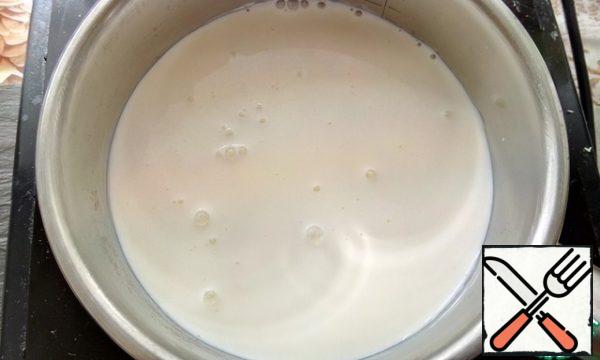 In a saucepan pour cream, add sugar, put on the stove.
Stirring constantly, bring the cream to a boil and remove from heat.