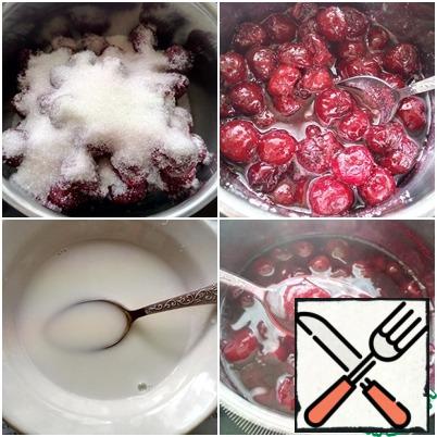 Cherries put in a saucepan, add sugar and put on fire.
Bring to a boil and cook, stirring occasionally, 10-15 minutes.
In water to dissolve the starch and at constant stirring to enter it into the boiling cherries. Boil until thick, remove from heat and cool.