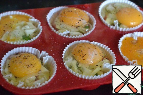 Carefully drive the egg into the mold.
And try to first pour the protein, and already at the top pour the yolk. Salt and pepper.
Bake in preheated oven at 180 for 25 minutes.