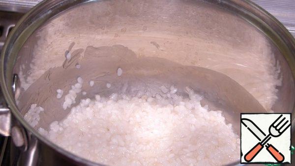 Bring the water to a boil, add salt to taste, add the washed rice (100 g) and cook until soft.
Let the rice cool.
