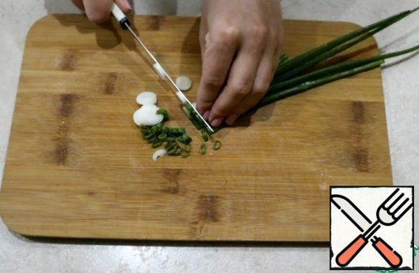 Finely chop the green onion.
