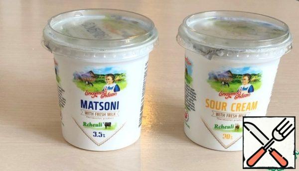 Take the matzoni and sour cream in a ratio of 2x1, mix well (whisk better) and dilute with cold boiled water to the desired consistency (it took about 700 ml for 2 jars of matzoni and 1 jar of very thick sour cream.) - you can thicken, you can thick, as you like!
