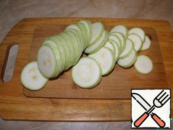 Cut the zucchini into slices.
