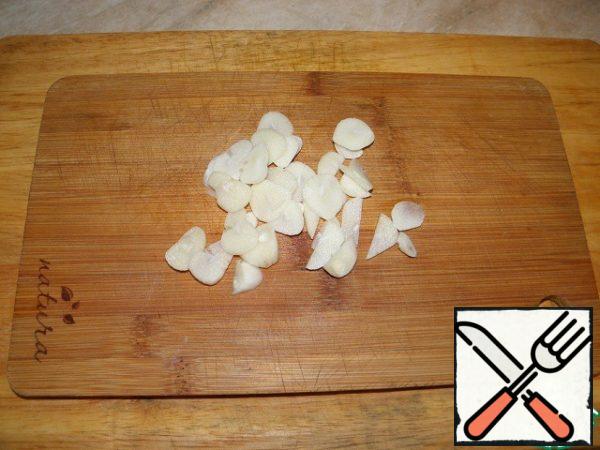 Cut the garlic into slices.
