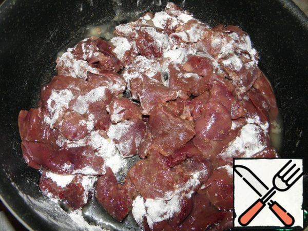 Liver washed, cut into 2-3 parts, spread in hot oil, sprinkle with flour.