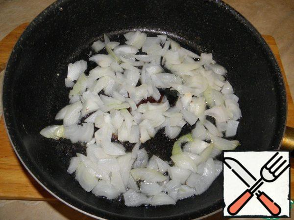 Arbitrarily chop the onion and saute in the same oil (where you fried the liver).