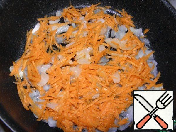 A couple of minutes fry the onions and carrots.