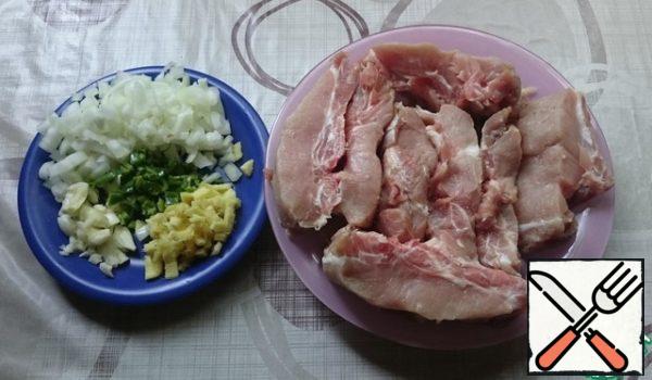 Cut the meat into portions along the ribs. Onion, ginger cut into small cubes. Peel the garlic and simply chop it with a knife. We peel the chili pepper from the seeds, taste it on the tongue (may aesthetes forgive me) and finely chop it. The amount depends on the severity.
The kettle with boiling water should be ready.
