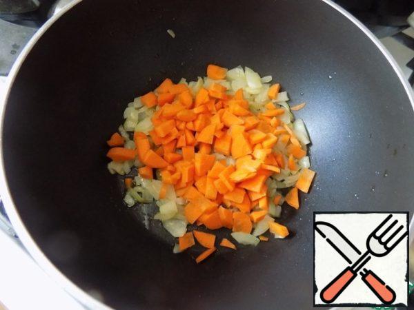 Fry the garlic in oil for a minute and remove. He gave the oil its flavor. Fry the finely chopped onion in oil. Gild it, and then lay out the carrots. Carrots can be grated. I prefer to cut into small cubes. The soup will look prettier. I don't fry vegetables too much, I languish more.
