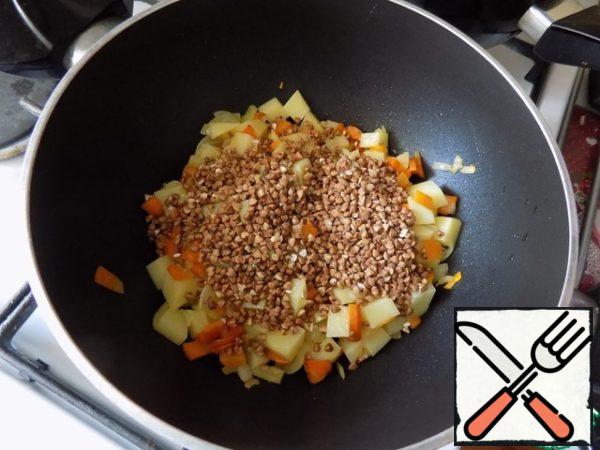 Put the buckwheat to the vegetables. Stir and let it soak in the oil and vegetable juice.