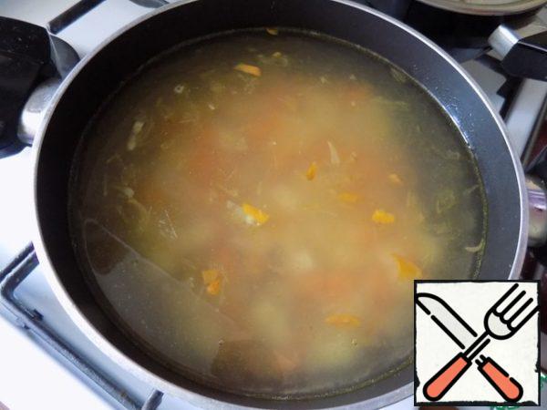 Pour 1 liter of boiling water. Bring to a boil and cook until the buckwheat and vegetables are ready for 15 minutes. Salt.
