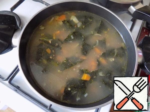 When we cook vegetables and buckwheat, we spread the sea cabbage. I have everything ready. Put the peppers: sweet and black peas. Bring to a boil, which is less than a minute, pour in a second spoonful of oil and remove from heat.
