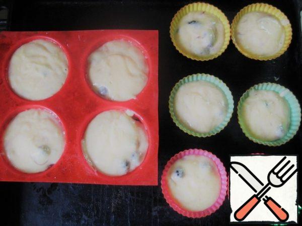 Fill out the cupcake forms (I got 10 pieces), send them to bake in a preheated 190 degree oven for 15-20 minutes. Focusing on the features of your oven, check the readiness with a wooden skewer.
