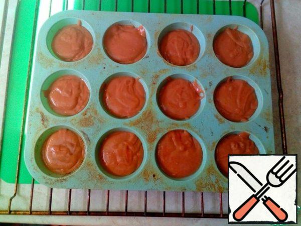 Pour the dough, but not to the brim (keep in mind that the dough should rise).
