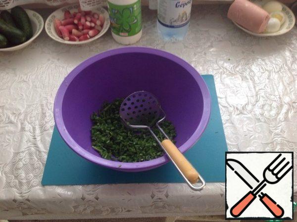Rub the onion with salt so that the onion gives off its flavor.

