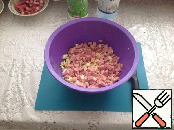 Cut the boiled sausage into cubes.

