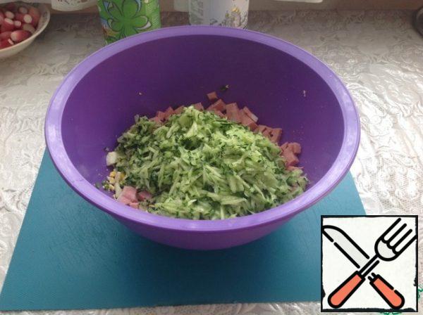 Grate or finely chop the cucumbers.

