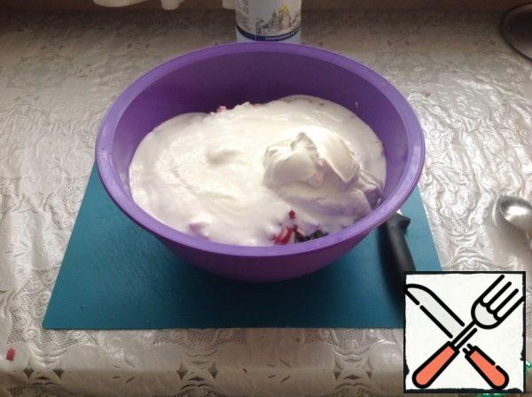 Add sour cream and kefir.
