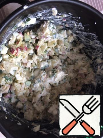 Chicken breast, potatoes and eggs boil in advance and cool, cut into small cubes, the remaining cucumbers, radishes, also cut. Add sour cream, stir.