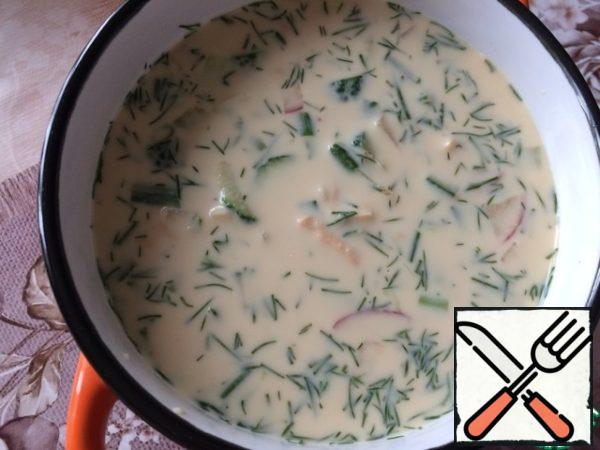Pour the okroshka with kvass. For piquancy, we usually fill the okroshka with two types of kvass: dark rye 50/50 and white rye with horseradish.
