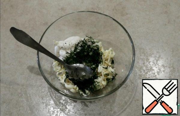 Grate the processed cheese on a coarse grater. Add garlic squeezed through a press, mayonnaise, herbs (in winter I use frozen dill), mayonnaise, salt and pepper. Mix everything thoroughly.
