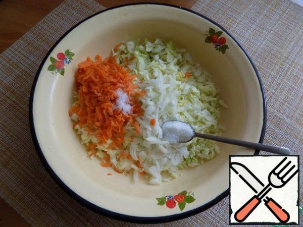 Put it in a bowl. RUB the carrots on a grater, not very large and cut onions not quite finely. Add sugar and salt. Mix with a wooden spoon and start working with your hands. RUB the cabbage with your fingers, so she gave juice.