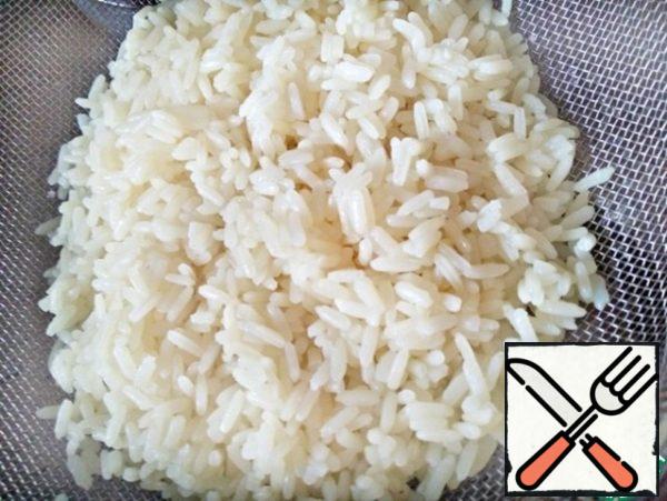 Boil the rice, rinse under cold running water.
