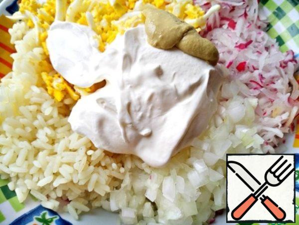 Put all the prepared ingredients in a bowl, add sour cream, salt and mustard.
