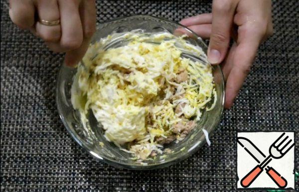 Mix all the ingredients with mayonnaise.
