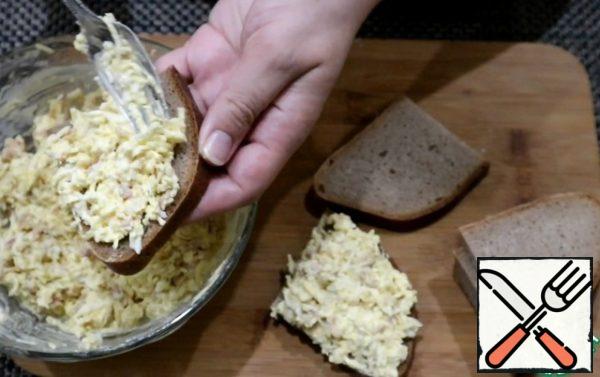 Slice the black bread and spread with a salad of cod liver and melted cheese. If desired, garnish with a sprig of dill.
Bon appetit to everyone!