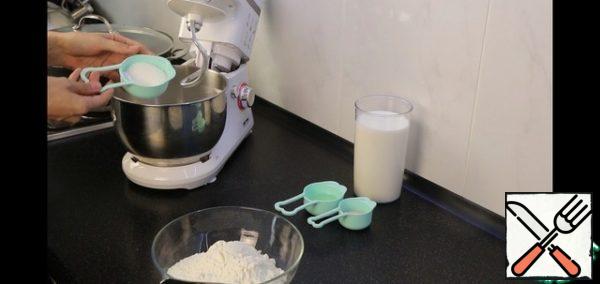 The flour must be sifted.
I divide it roughly in half. In one part I add sugar, salt, yeast. Mix everything well.
