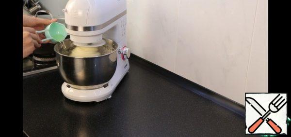 We introduce the oil and knead the dough. After adding it, the dough will become more elastic, pliable and then you can conclude whether you need more flour or not.
It is very important not to clog the dough with flour.
