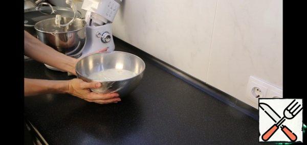 The dough should be soft, homogeneous, elastic and slightly browned in the hands.
I put it in a container greased with vegetable oil and put it in a warm place for an hour. The dough should increase in volume and double in size.
