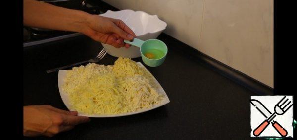 In the meantime, I'll prepare the filling. I have a kilogram of cheese, 4 types in equal proportions and one egg.
You can take absolutely any filling. It can be potatoes with cheese, herbs, eggs, cabbage, minced meat, and sweet filling. In general, the presence and desire.
