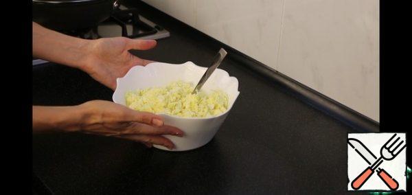 Beat the egg and mix everything well.
The filling is ready!!!
